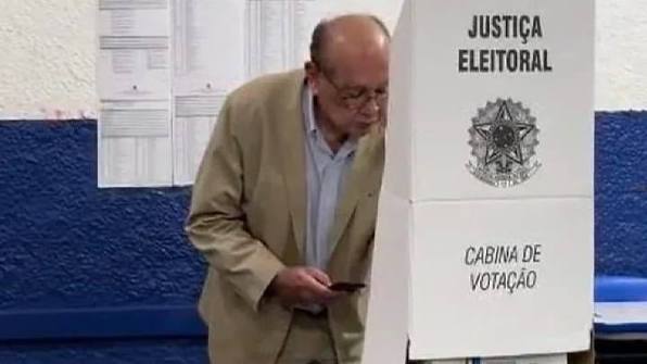 Assessoria de Gilmar Mendes nega que ministro votou levando celular em cabine de votação