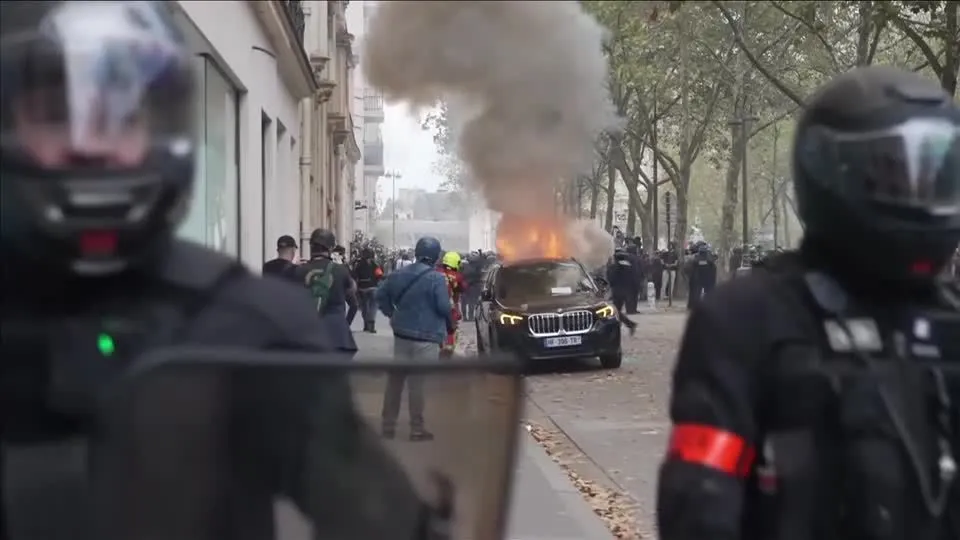 Confrontos entre manifestantes e polícia voltam a acometer a França