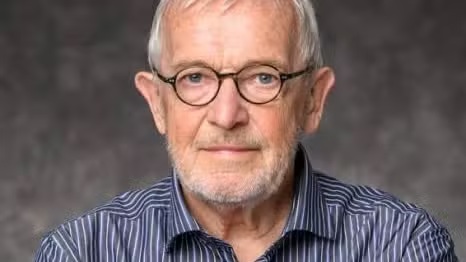 Francis Halzen ganha Nobel de Física de 2026 pela descoberta de neutrinos de alta energia de origem astrofísica