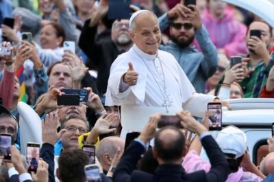 Papa é ovacionado na primeira aparição pública após retirada de câncer no pulmão