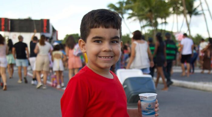 Calor intenso aumenta risco de desidratação e insolação em crianças; veja como prevenir