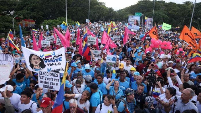 Venezuelanos exigem eleições e fazem maior protesto contra governo em anos