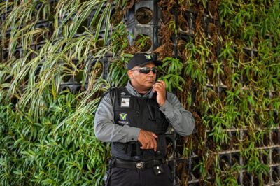 Nova regra proíbe a atuação de porteiro na função de vigilante; saiba a diferença