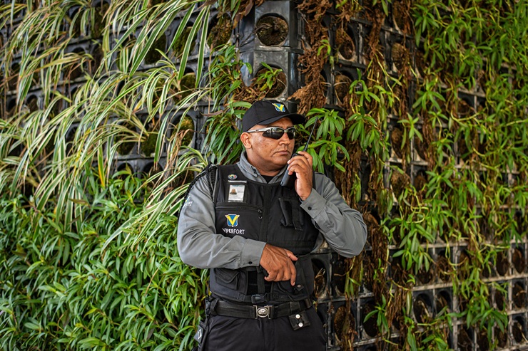 Nova regra proíbe a atuação de porteiro na função de vigilante; saiba a diferença