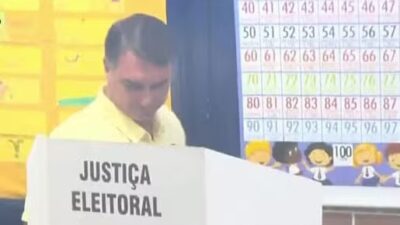 Flávio Bolsonaro vota cedo na Zona Norte do Rio