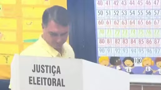 Flávio Bolsonaro vota cedo na Zona Norte do Rio